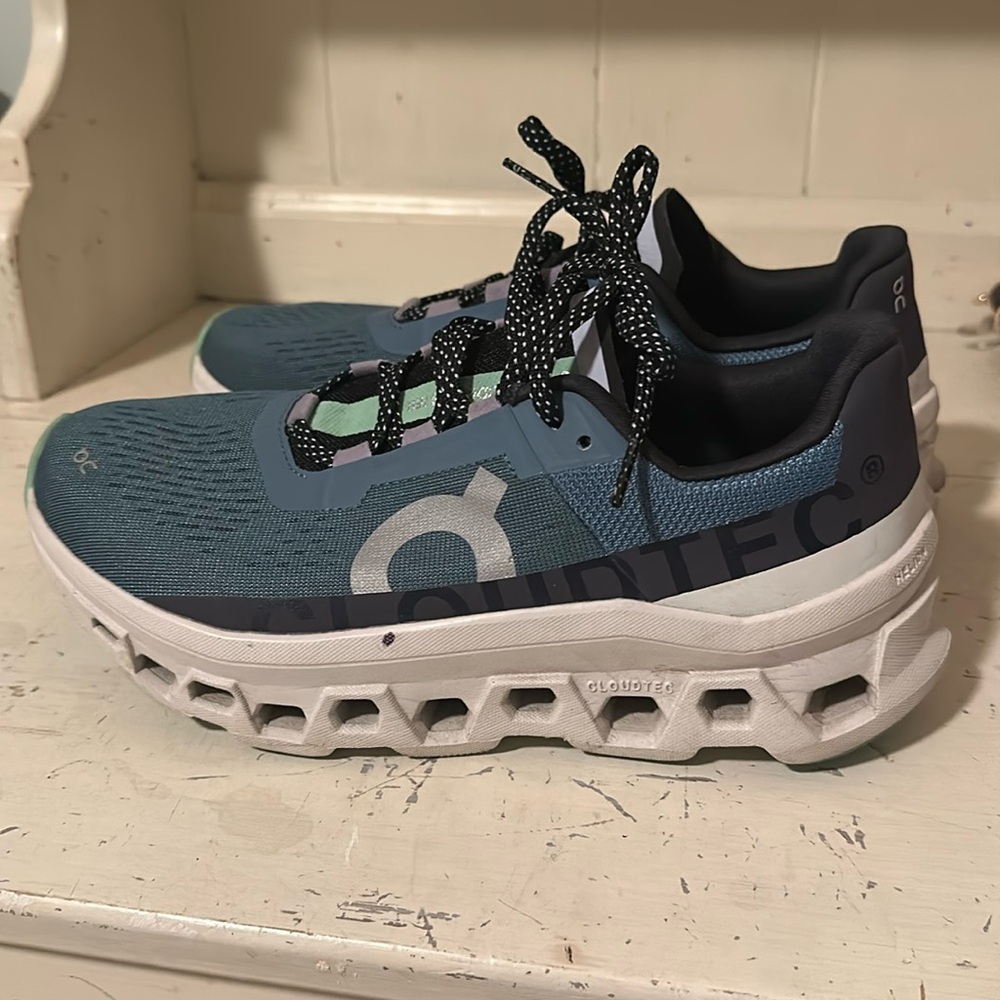 Women’s On Cloud Running shoes size 9.5